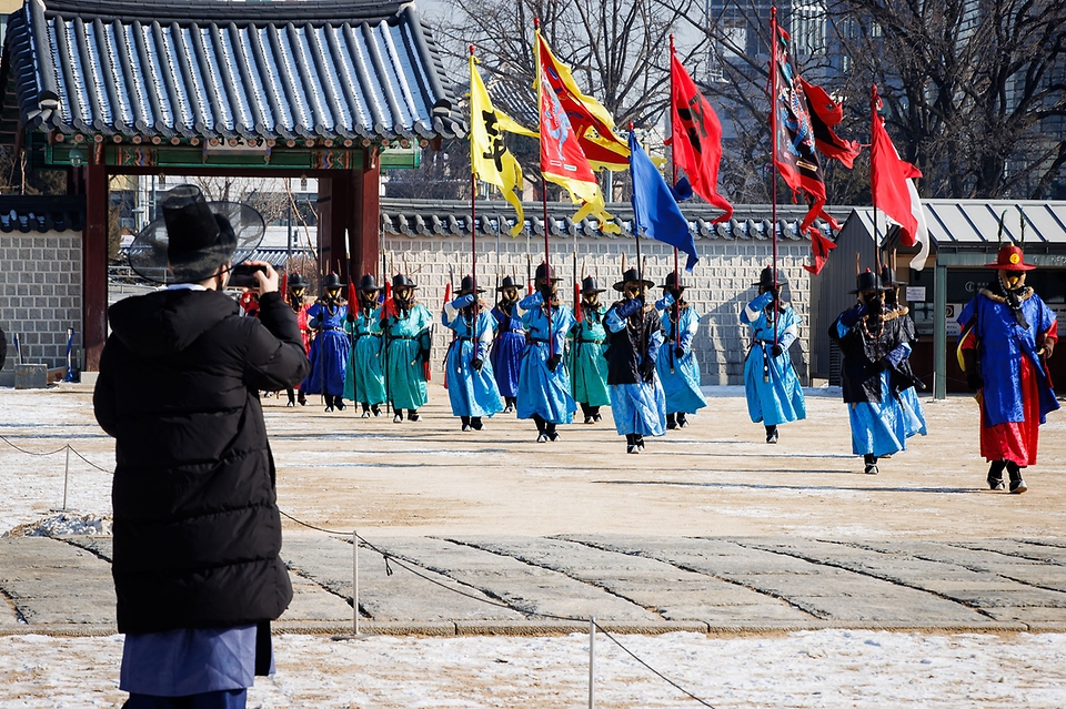 <p>전국에 많은 눈이 내린 다음날인 20일, 시민들이 경복궁과 수문장 교대의식을 관람하고 있다.</p>