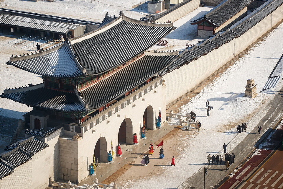 <p>전국에 많은 눈이 내린 다음날인 20일, 시민들이 경복궁과 수문장 교대의식을 관람하고 있다.</p>
