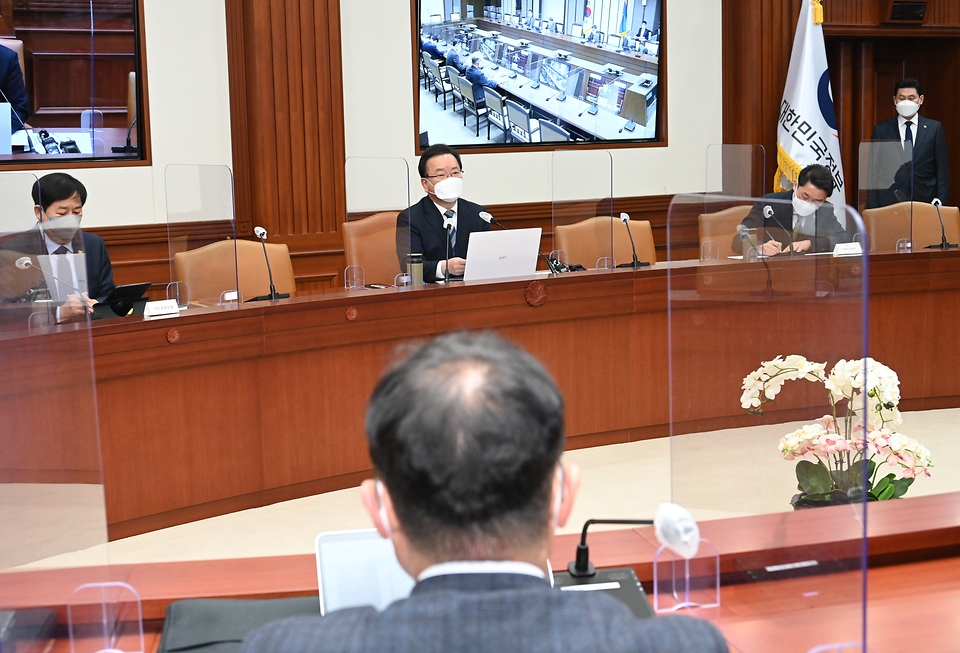 김부겸 국무총리가 10일 정부서울청사에서 열린 국정현안점검조정회의를 주재하고 발언하고 있다.