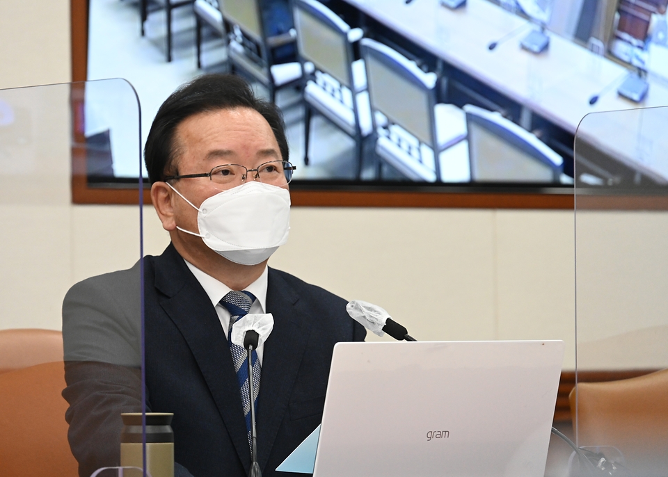 김부겸 국무총리가 10일 정부서울청사에서 열린 국정현안점검조정회의를 주재하고 발언하고 있다.