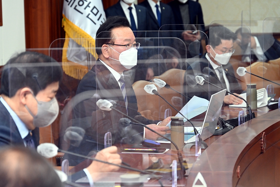 김부겸 국무총리가 10일 정부서울청사에서 열린 국정현안점검조정회의를 주재하고 발언하고 있다.