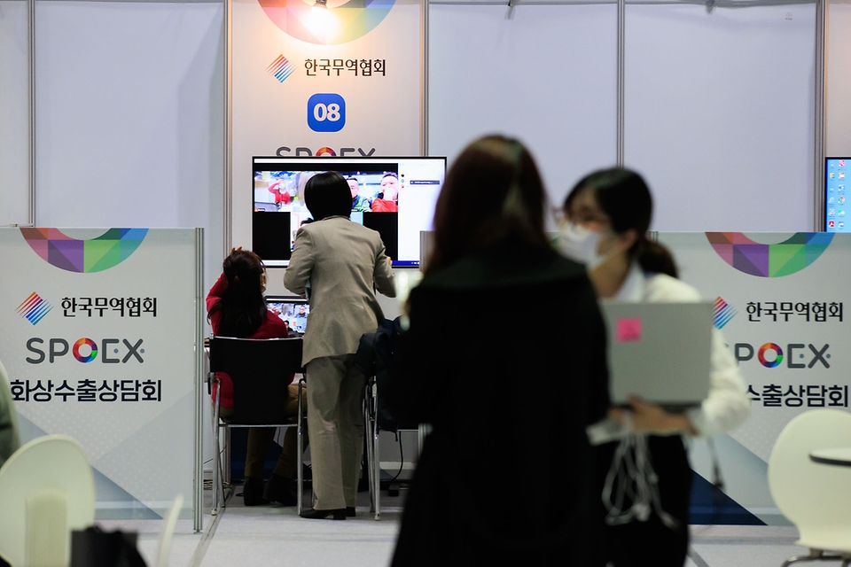 <p>국민체육진흥공단과 한국무역협회가 공동 주최하고 문화체육관광부와 산업통상자원부가 후원하는 2022 서울국제스포츠레저산업전(2022 SPOEX)이 17일부터 나흘 간 서울 강남구 코엑스에서 열린다.</p>