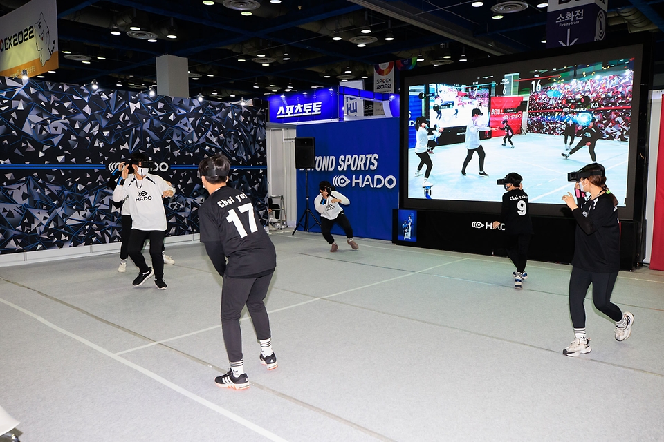 <p>국민체육진흥공단과 한국무역협회가 공동 주최하고 문화체육관광부와 산업통상자원부가 후원하는 2022 서울국제스포츠레저산업전(2022 SPOEX)이 17일부터 나흘 간 서울 강남구 코엑스에서 열린다.</p>