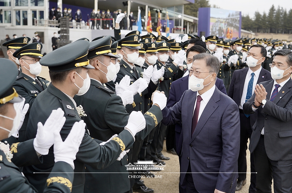 문재인 대통령이 28일 육군3사관학교에서 열린 제57기 졸업 및 임관식이 끝난 뒤 퇴장하며 졸업생들과 인사하고 있다.