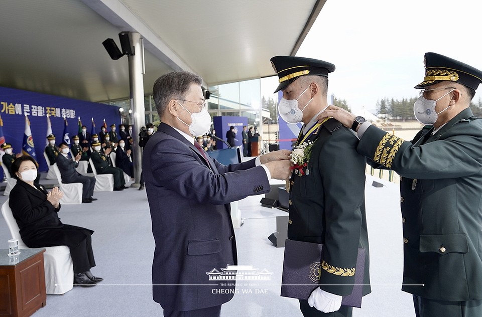 문재인 대통령이 28일 육군3사관학교에서 열린 제57기 졸업 및 임관식에서 우등상 수상자에게 우등메달을 목에 걸어주고 있다. 학과와 군사훈련 성적에서 가장 우수한 성적을 거둔 임관 장교에게 수여하는 대통령상은 김재현 소위가, 국무총리상은 김현성 소위가 수상했다.