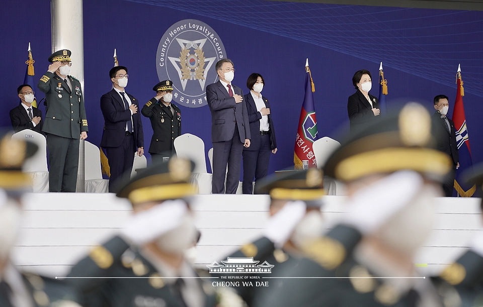문재인 대통령과 김정숙 여사가 28일 육군3사관학교에서 열린 제57기 졸업 및 임관식에서 국기에 경례를 하고 있다.