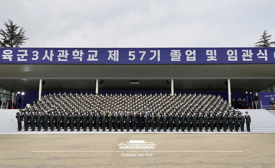 28일 육군3사관학교에서 제57기 졸업 및 임관식이 열린 후 기념촬영을 하고 있다.