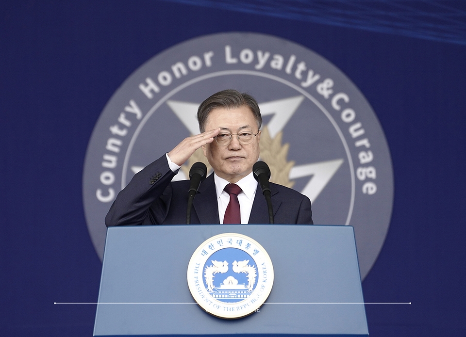 문재인 대통령이 28일 육군3사관학교에서 열린 제57기 졸업 및 임관식에서 축사를 마친 뒤 거수경례로 답하고 있다.