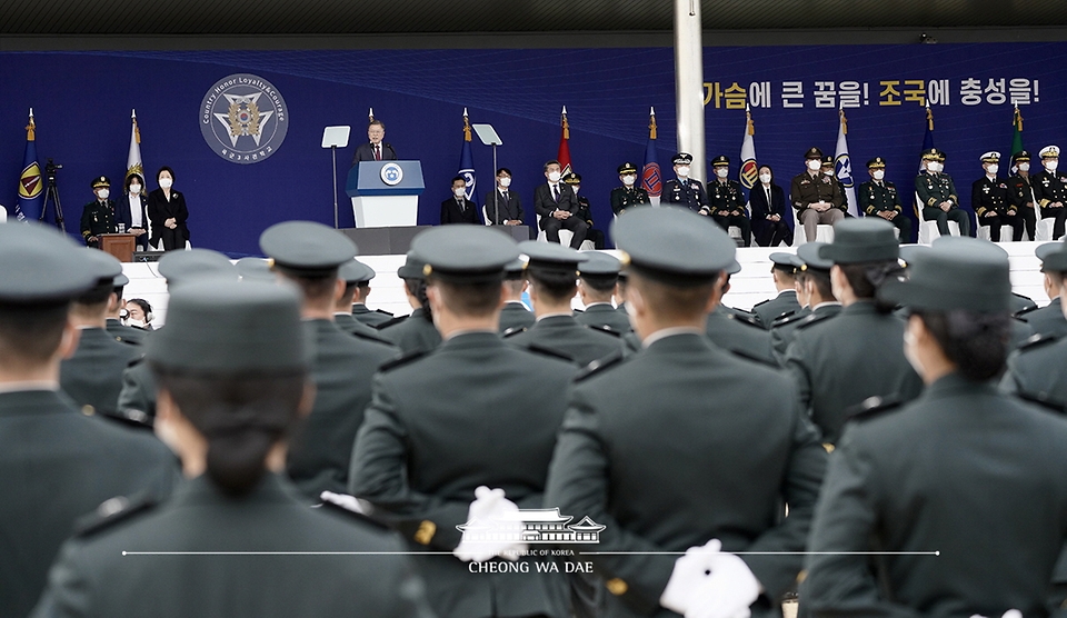 28일 육군3사관학교에서 제57기 졸업 및 임관식이 열렸다. 이날 문 대통령은 학위 공부와 공수훈련 등 고된 과정을 거쳐 정예 육군장교로 거듭난 477명에게 축하와 격려를 전했다.