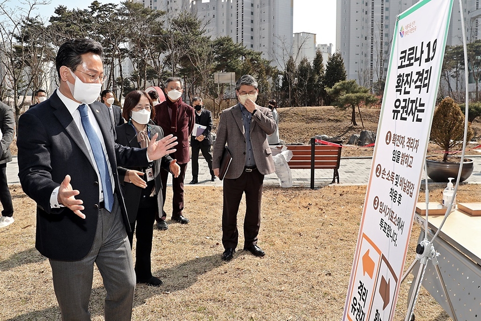 고규창 행정안전부 차관이 3일 세종시 고운동 행정복지센터에 마련된 제20대 대통령 선거 사전투표소의 코로나19 확진자를 위한 야외 투표소를 찾아 현장점검을 하고 있다.