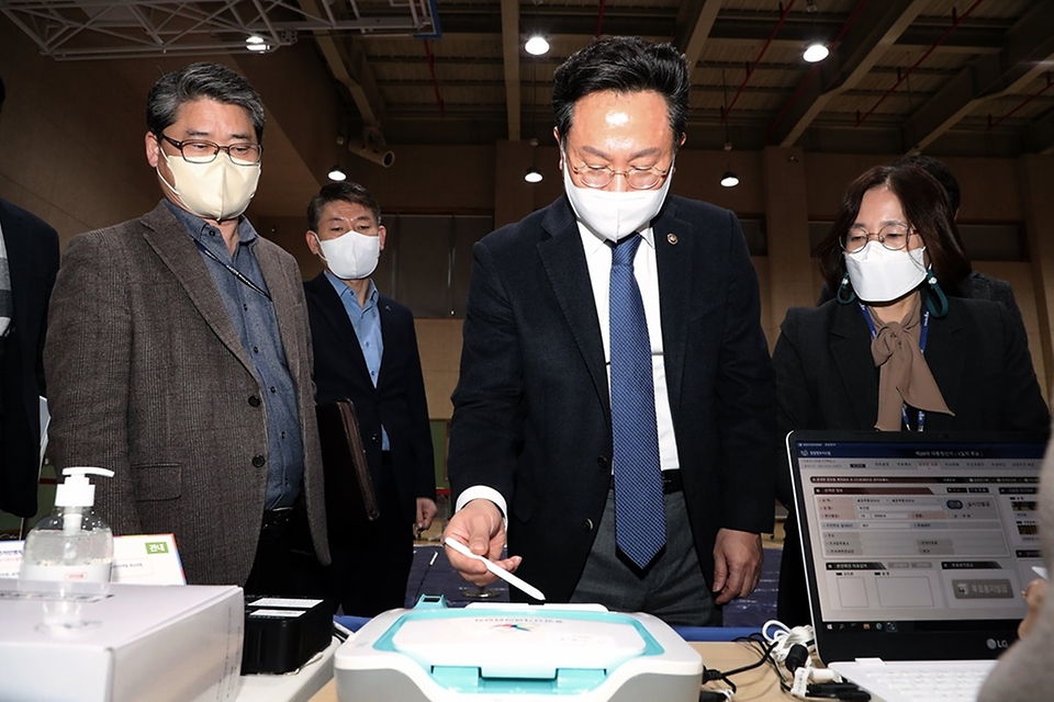 고규창 행정안전부 차관이 3일 세종시 고운동 행정복지센터에 마련된 제20대 대통령 선거 사전투표소를 찾아 모의투표를 진행하고 현장점검을 하고 있다.