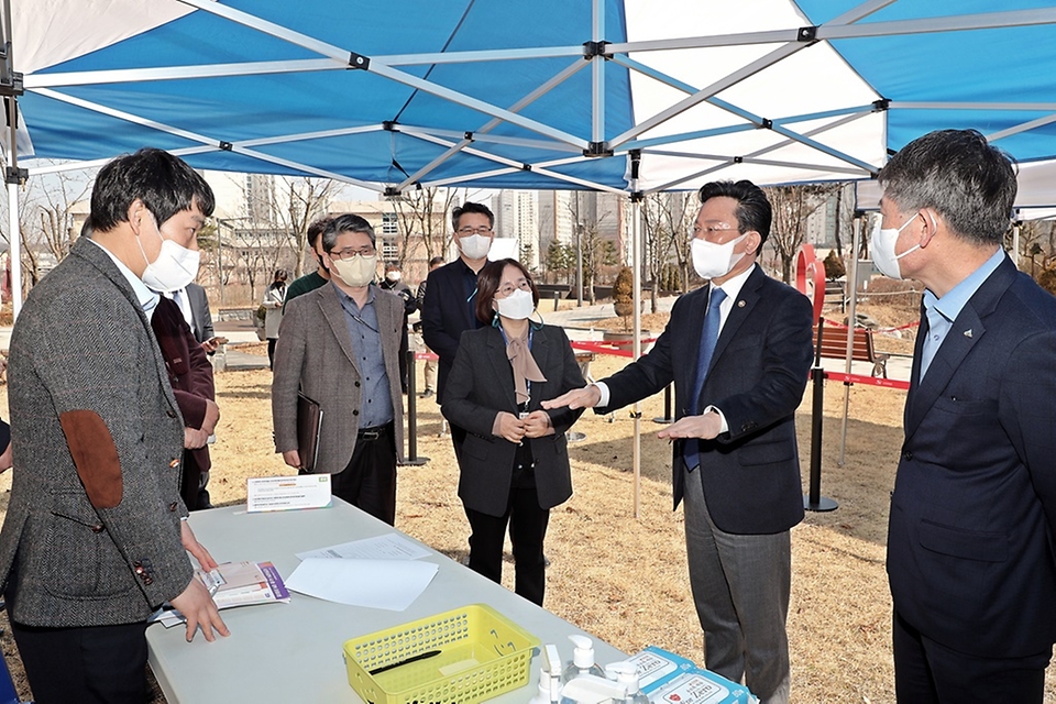 고규창 행정안전부 차관이 3일 세종시 고운동 행정복지센터에 마련된 제20대 대통령 선거 사전투표소의 코로나19 확진자를 위한 야외 투표소를 찾아 현장점검을 하고 있다.