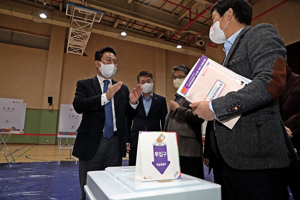 고규창 행정안전부 차관이 3일 세종시 고운동 행정복지센터에 마련된 제20대 대통령 선거 사전투표소를 찾아 모의투표를 진행하고 현장점검을 하고 있다.