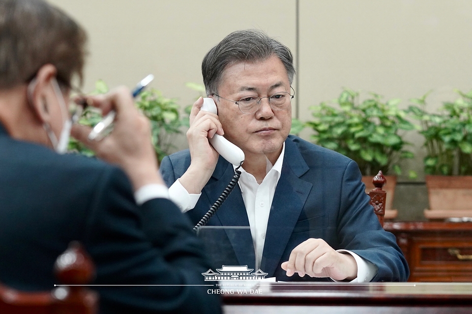 문재인 대통령이 3일 청와대에서 볼로디미르 젤렌스키 우크라이나 대통령과 통화하고 있다. 문 대통령은 침략에 결연히 맞서 싸우는 우크라이나 국민들의 용기와 희생에 경의를 표했다.