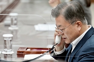우크라이나 대통령 전화 통화 사진 1