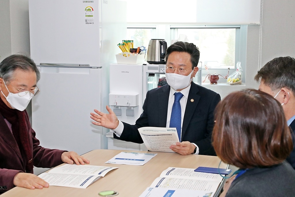 고규창 행정안전부 차관이 3일 세종시 고운동 행정복지센터를 찾아 제20대 대통령 선거 사전투표 준비상황을 청취하고 운영방안에 관한 의견을 나누고 있다.
