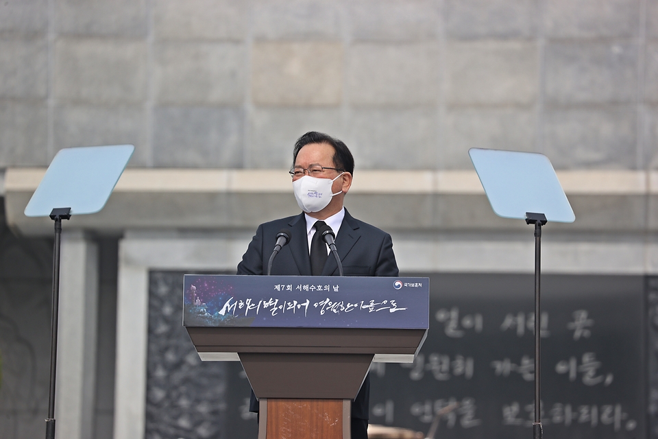 김부겸 국무총리가 25일 대전시 유성구 국립대전현충원에서 열린 제7회 서해수호의 날 기념식에 참석하여 기념사를 하고 있다.