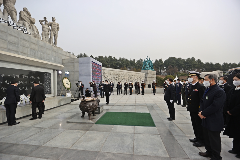 김부겸 국무총리가 25일 대전시 유성구 국립대전현충원에서 열린 제7회 서해수호의 날 기념식에 참석하여 주요내빈과 함께 헌화 및 분향을 하고 있다.
