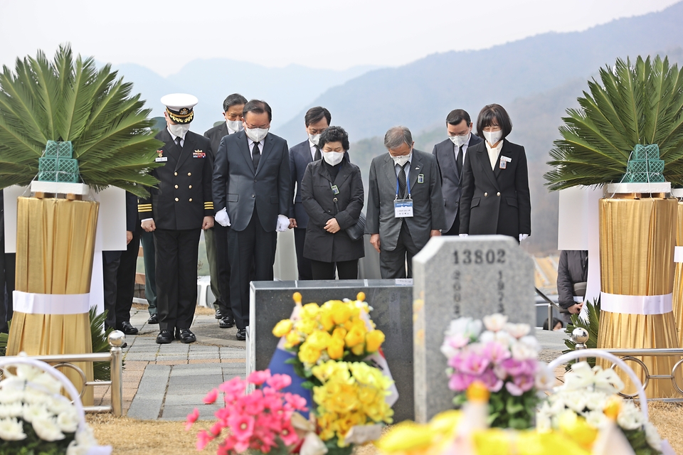 김부겸 국무총리가 25일 대전시 유성구 국립대전현충원에서 열린 제7회 서해수호의 날 기념식에 참석하여 주요내빈과 함께 행사전 서해수호55용사 묘역에 들려 헌화참배를 하고 있다.