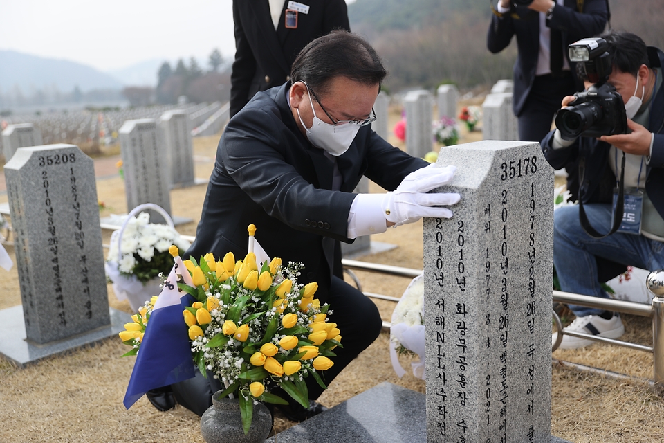 김부겸 국무총리가 25일 대전시 유성구 국립대전현충원에서 열린 제7회 서해수호의 날 기념식에 참석하여 주요내빈과 함께 행사전 서해수호55용사 묘역에 들려 헌화참배를 하고 있다.