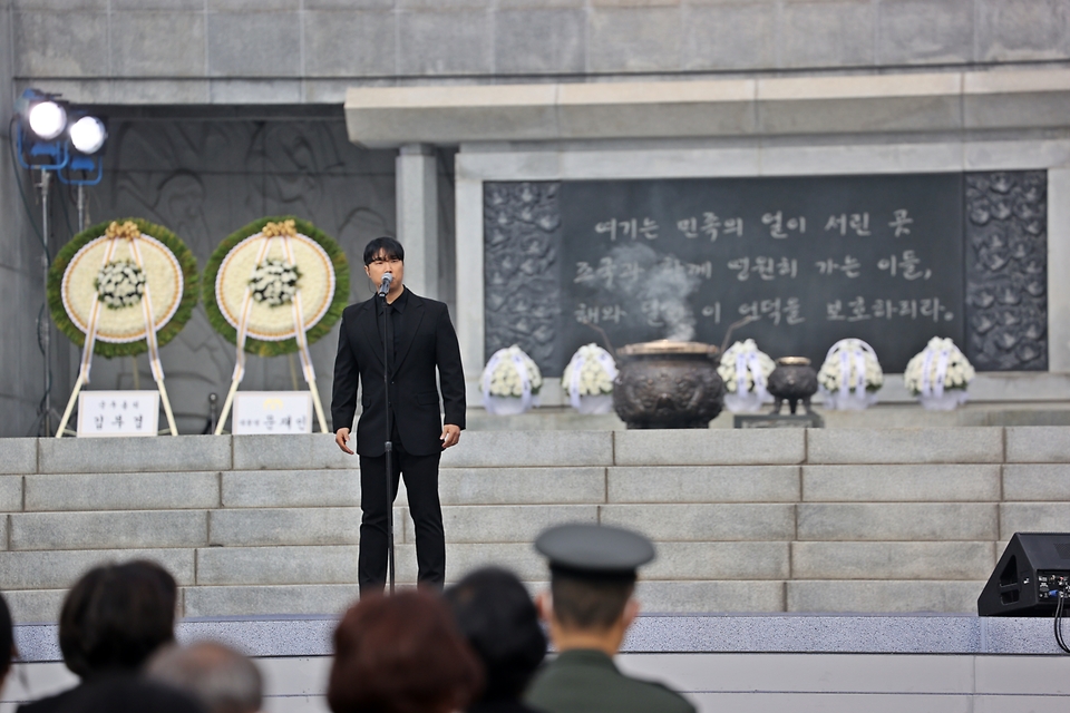 25일 대전시 유성구 국립대전현충원에서 열린 제7회 서해수호의 날 기념식에서 기념 공연을 하고 있다.