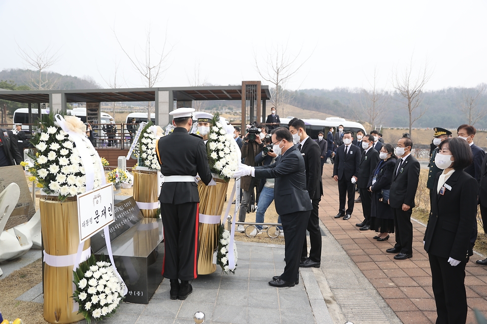 김부겸 국무총리가 25일 대전시 유성구 국립대전현충원에서 열린 제7회 서해수호의 날 기념식에 참석하여 주요내빈과 함께 행사전 서해수호55용사 묘역에 들려 헌화참배를 하고 있다.