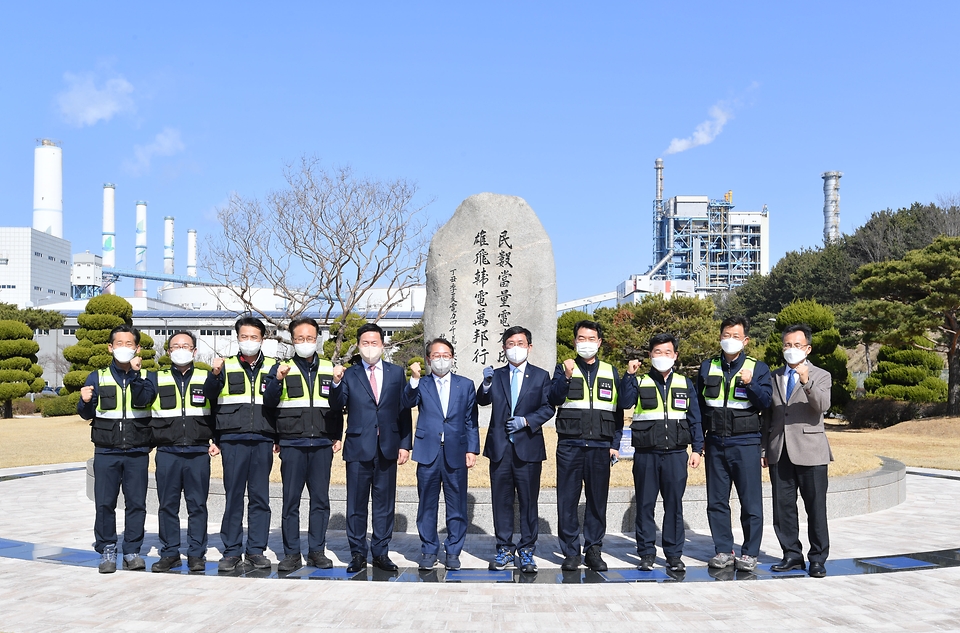안도걸 기획재정부 차관 및 관계자들이 28일 한국서부발전 태안발전본부에서 기념 촬영을 하고 있다.