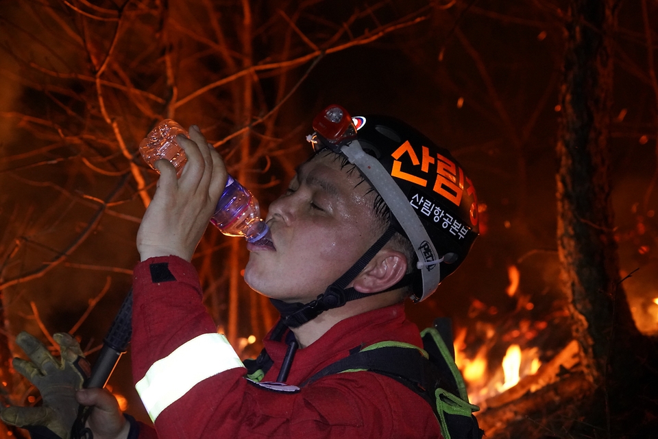 산림청 산림항공본부 소속 공중진화대원이 5일 경북 봉화군 봉화읍 야산에서 야간 산불 진화 작업 중 물을 마시고 있다.