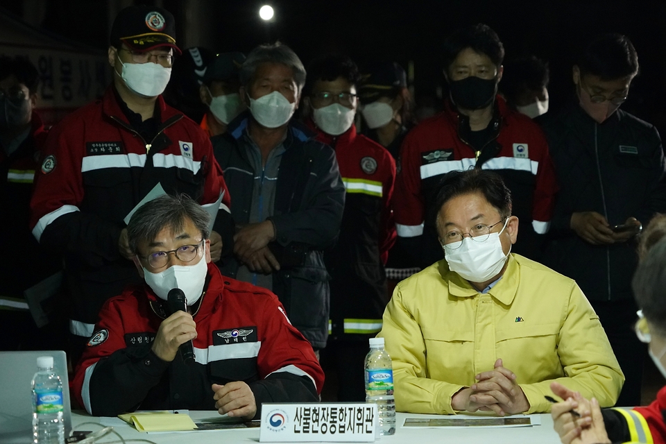 남태헌 산림청 차장과 이철우 경북도지사가 5일 경북 봉화군 봉화읍 도촌초등학교에 마련된 산불현장통합지휘본부에서 야간 산불 진화 대책을 논의하고 있다.