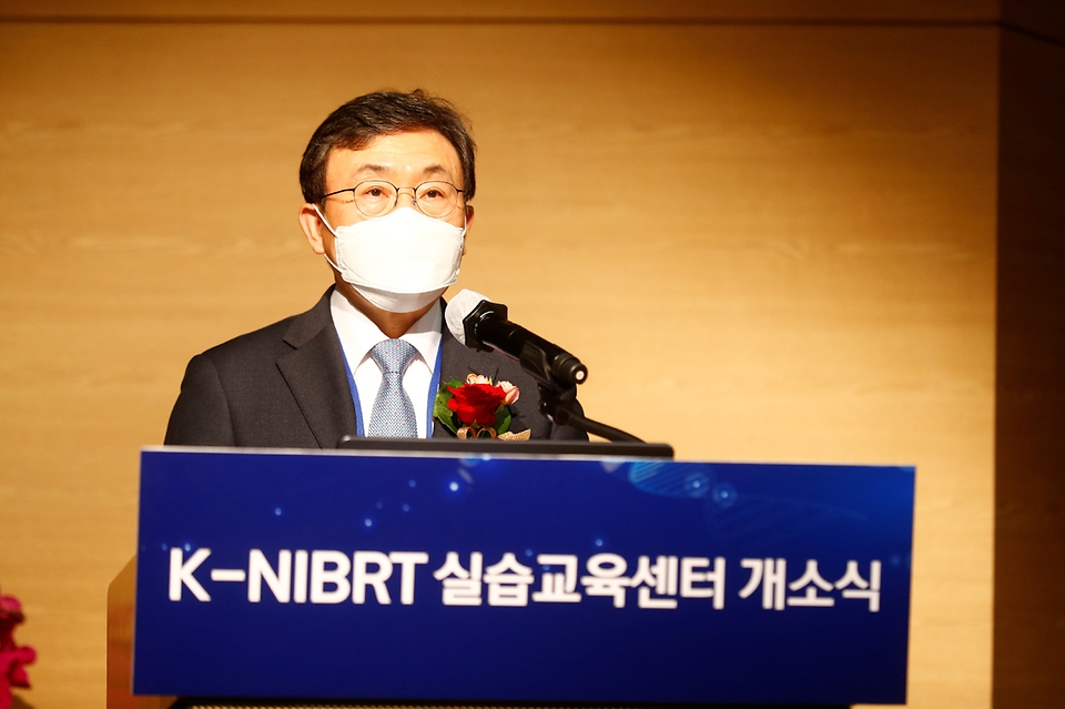 권덕철 보건복지부 장관이 11일 인천 연수구 연세대학교 국제캠퍼스에서 열린 ‘한국형 나이버트(K-NIBRT) 실습교육센터 개소식’에 참석, 축사를 하고 있다.