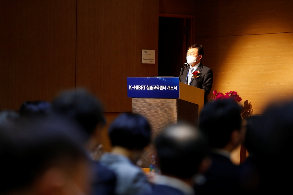 권덕철 보건복지부 장관이 11일 인천 연수구 연세대학교 국제캠퍼스에서 열린 ‘한국형 나이버트(K-NIBRT) 실습교육센터 개소식’에 참석, 축사를 하고 있다.