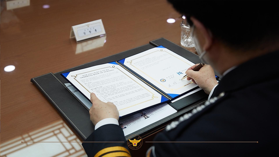 김창룡 경찰청장이 12일 서대문구 경찰청에서 열린 ‘한국형 치안시스템 확산 및 공공치안 분야 국제개발협력사업 활성화’를 위한 한국수출입은행과의 업무협약서에 서명을 하고 있다.