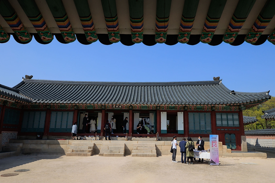<p>문화재청 궁능유적본부 경복궁관리소와 실로암시각장애인복지회는 장애인의날인 20일 경복궁 집경당에서 시각장애인으로 구성된 ‘관현맹인전통예술단’ 특별기획공연 ‘3인 3색 세종의 봄을 품다’를 개최했다. </p>
<p>경복궁관리소는 “600년 전 시각장애인 악사들에게 관직과 녹봉을 주고 궁중악사로서 연주하게 했던 세종대왕의 ‘관현맹인(管絃盲人)’ 제도의 전통과 애민정신을 기리고자 기획했다”고 설명했다.</p>