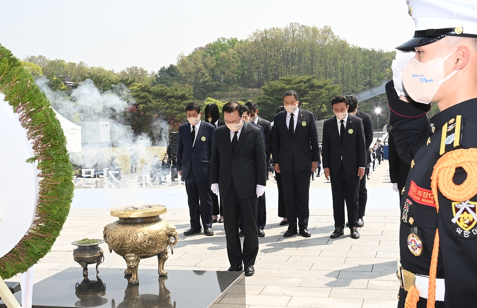 김부겸 국무총리가 19일 서울 강북구 우이동 국립 4·19민주묘지에서 열린 ‘제62주년 4·19혁명 기념식’에서 참배 후 묵념을 하고 있다.