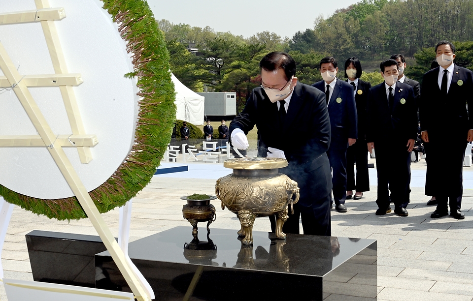 김부겸 국무총리가 19일 서울 강북구 우이동 국립 4·19민주묘지에서 열린 ‘제62주년 4·19혁명 기념식’에서 참배 후 분향을 하고 있다.