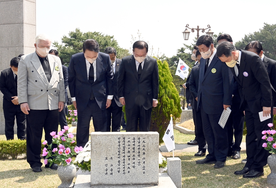 김부겸 국무총리가 19일 서울 강북구 우이동 국립 4·19민주묘지에서 열린 ‘제62주년 4·19혁명 기념식’에 참석해 참배를 하고 있다.