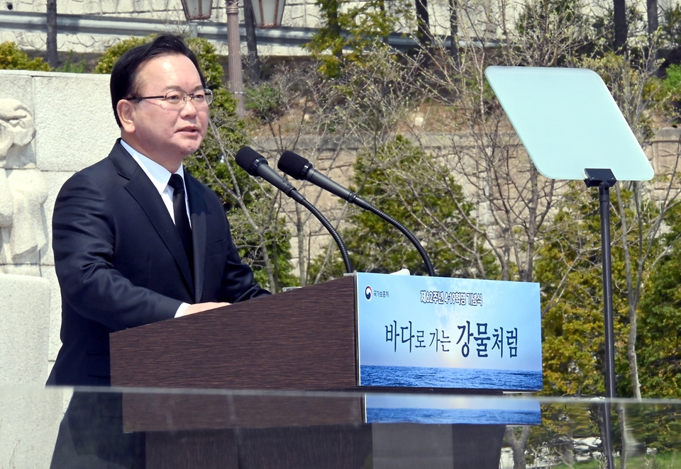 김부겸 국무총리가 19일 서울 강북구 우이동 국립 4·19민주묘지에서 열린 ‘제62주년 4·19혁명 기념식’에서 기념사를 하고 있다.