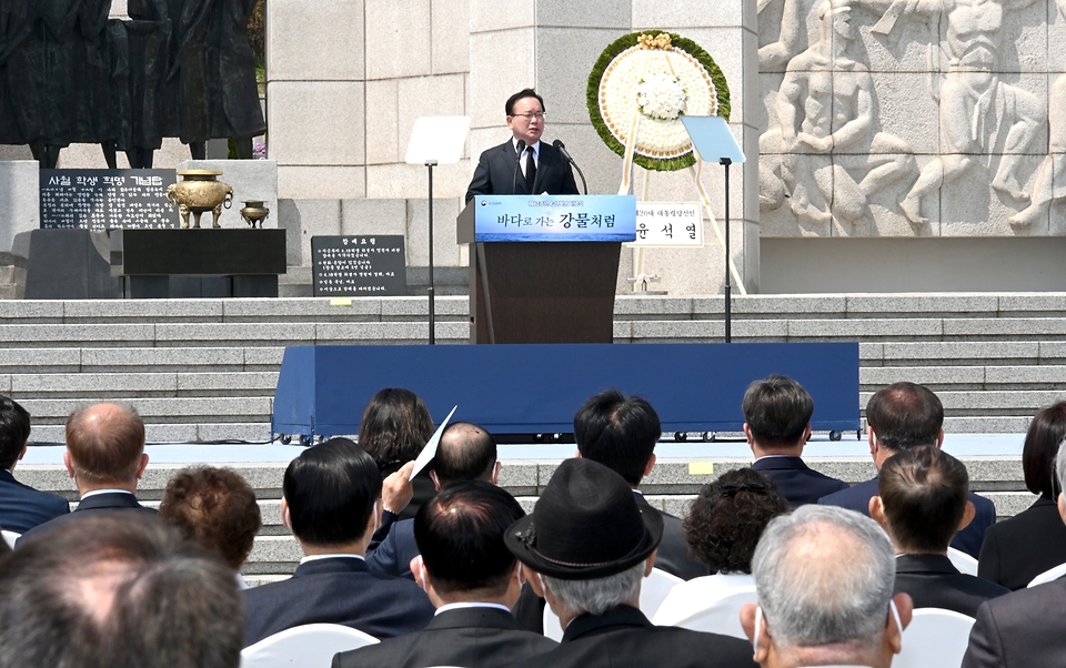 김부겸 국무총리가 19일 서울 강북구 우이동 국립 4·19민주묘지에서 열린 ‘제62주년 4·19혁명 기념식’에 참석해 기념사를 하고 있다.