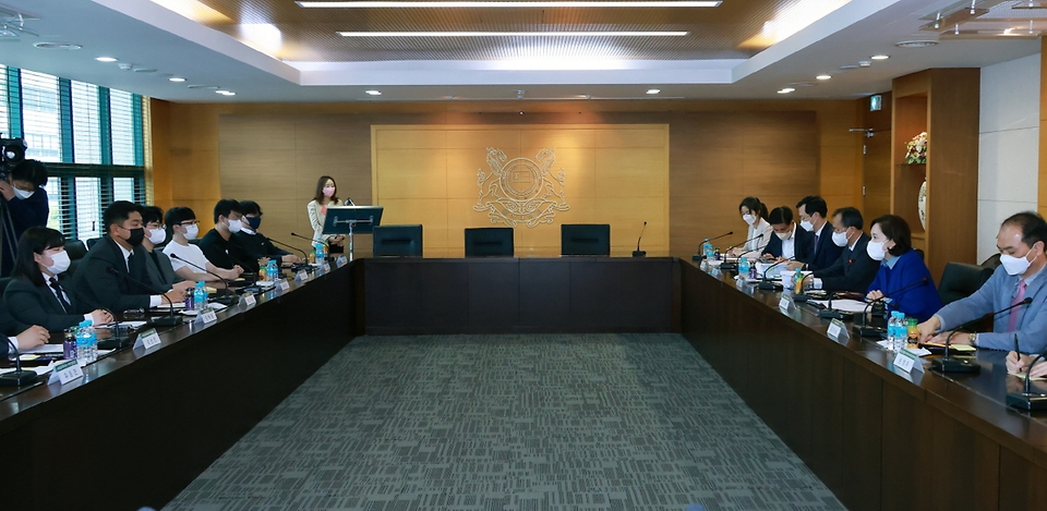 유은혜 사회부총리겸 교육부장관이 21일 울산 남구 울산대학교 본관3층 회의실에서 학생들과 간담회를 하고 있다.