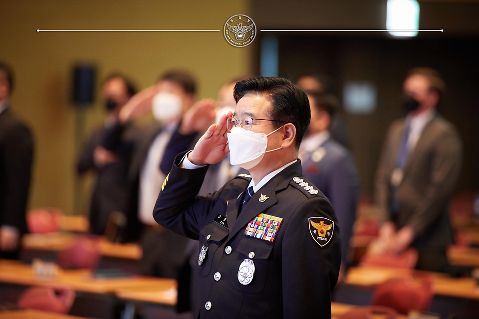 김창룡 경찰청장이 20일 경기 고양시 일산서구 킨텍스에서 열린 ‘2022 대테러 고위급 국제심포지엄’에 참석해 국기에 대한 경례를 하고 있다.