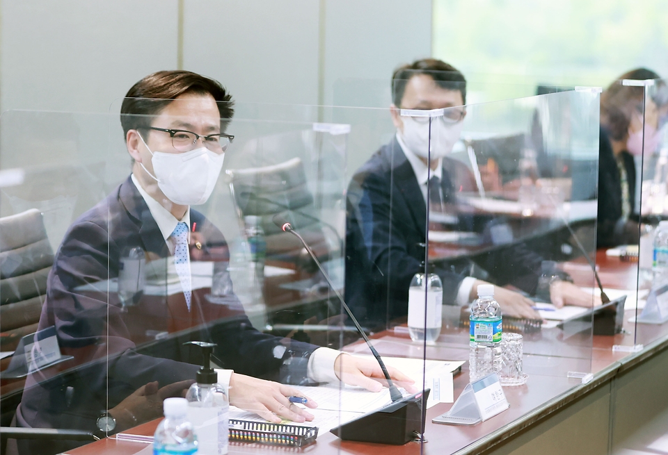 여한구 산업통상자원부 통상교섭본부장이 27일 서울 강남구 전략물자관리원 컨퍼런스홀에서 열린 ‘대러시아·벨라루스 수출통제 관련 간담회’를 주재하고 있다.