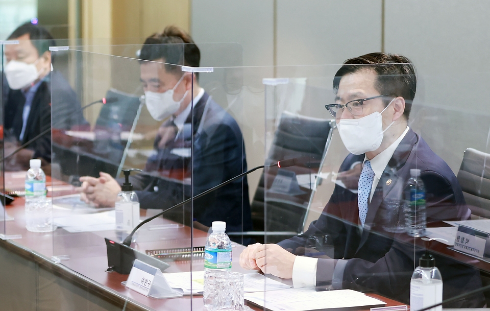 여한구 산업통상자원부 통상교섭본부장이 27일 서울 강남구 전략물자관리원 컨퍼런스홀에서 열린 ‘대러시아·벨라루스 수출통제 관련 간담회’를 주재하고 있다.