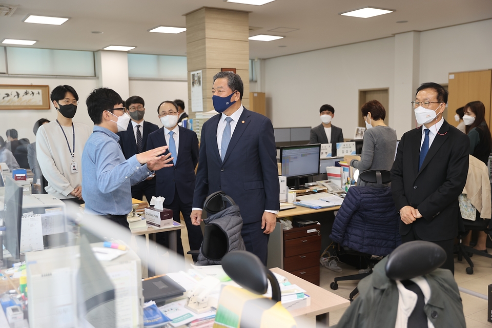 황기철 국가보훈처장이 27일 오전 전북지역 현장방문을 위해 전북서부보훈지청을 방문하여 각과를 둘러보며 직원들을 격려하고 있다