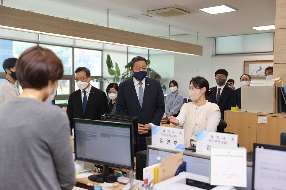 황기철 국가보훈처장이 27일 오전 전북지역 현장방문을 위해 전북서부보훈지청을 방문하여 각과를 둘러보며 직원들을 격려하고 있다