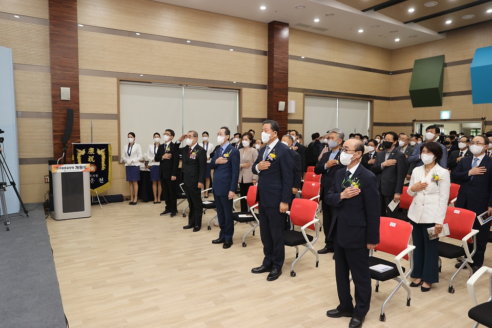 황기철 국가보훈처장이 27일 오후 전주시 전주보훈요양원 개원식에 참석하여 주요내빈과 함께 국민의례를 하고 있다.