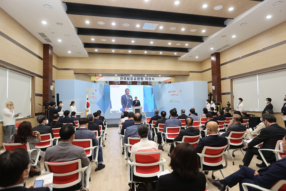 황기철 국가보훈처장이 27일 오후 전주시 전주보훈요양원 개원식에 참석하여 격려사를 하고 있다.