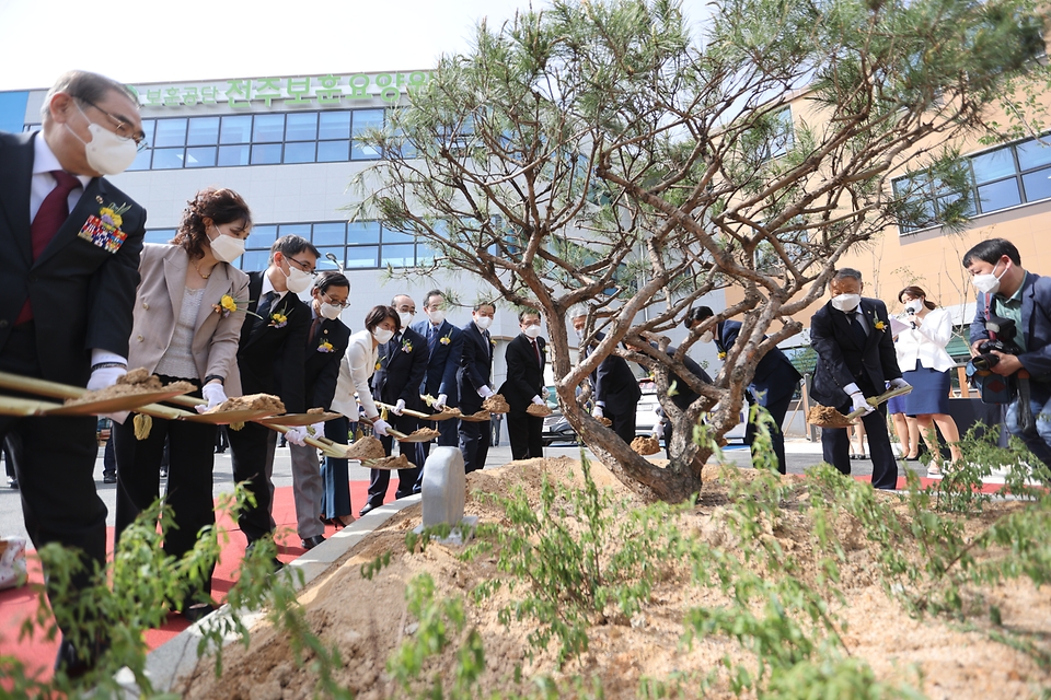 황기철 국가보훈처장이 27일 오후 전주시 전주보훈요양원 개원식에 참석하여 주요내빈과 함께 테이프커팅후 기념식수를 하고 있다.