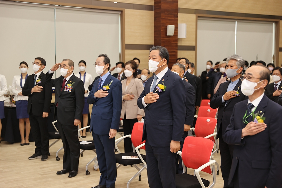 황기철 국가보훈처장이 27일 오후 전주시 전주보훈요양원 개원식에 참석하여 주요내빈과 함께 국민의례를 하고 있다.