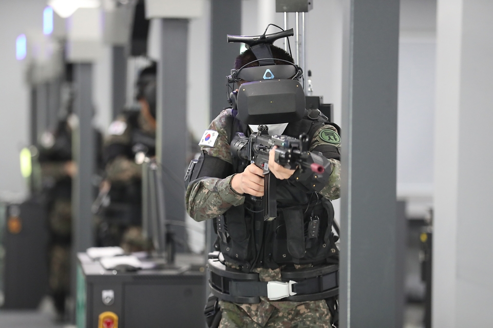 군사학 조교가 28일 서울 노원구 육군사관학교에 개소한 소부대 과학화 전술훈련장에서 전술훈련체계(TAD)를 활용해 도시지역 공격작전을 수행하고 있다. (출처=국방일보)