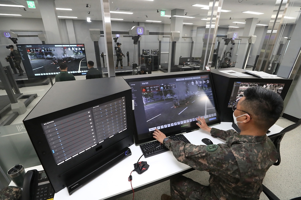 28일 서울 노원구 육군사관학교에 개소한 소부대 과학화 전술훈련장에서 최점단 증강현실·가상현실 기술을 적용한 작전 수행 훈련을 하고 있다. (출처=국방일보)
